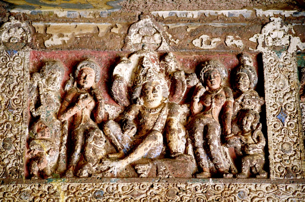 Ajanta mağaralarında taş oymacılığı, Maharashtra, Hindistan. 29 Budist mağarası MÖ 2. yüzyıl ile MS 1. ve MS 4-7 arasında kazılmıştır, ancak yaklaşık 1819 yılına kadar keşfedilmemiştir. by Unknown