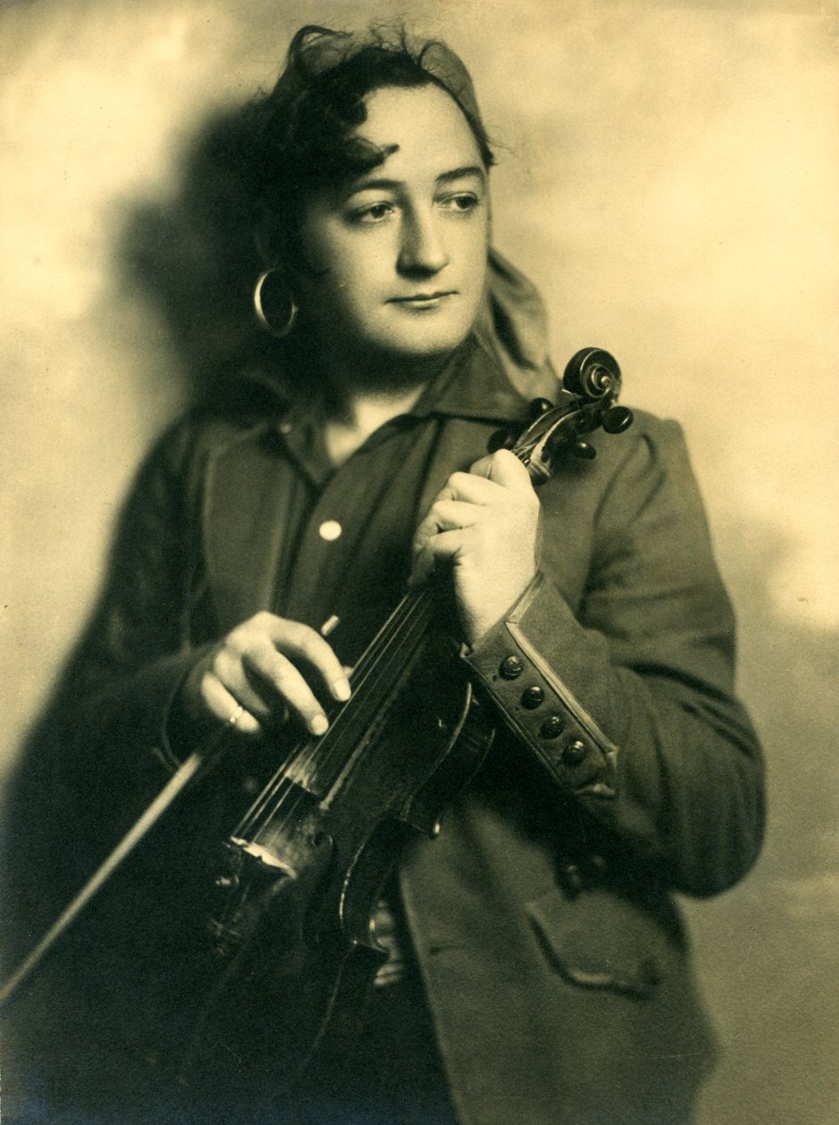 Alfred Gill bir keman tutuyor, c.1933 by Unknown