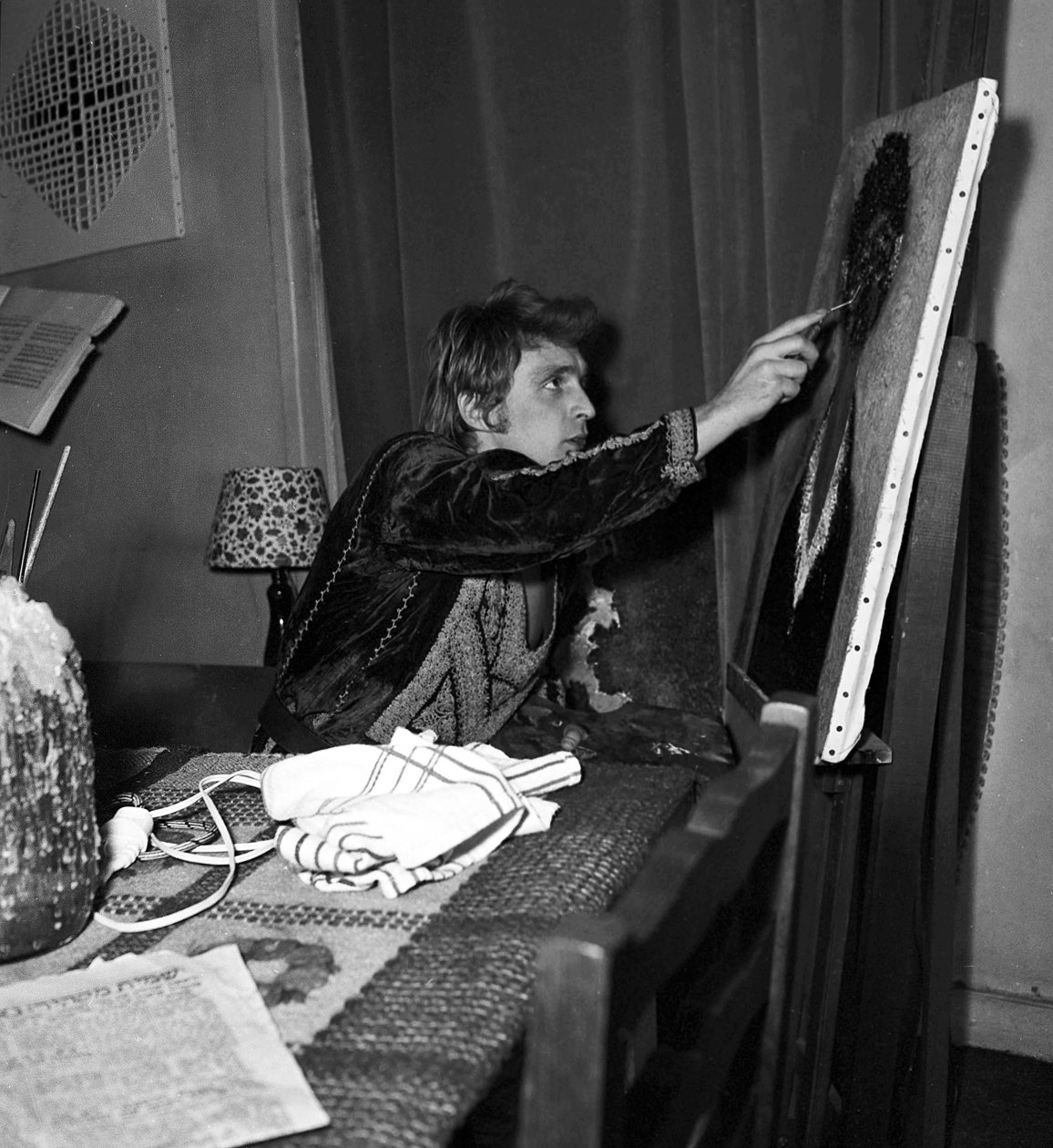 Fransız Şarkıcı Christophe (Daniel Bevilacqua) evde bir tuval boyarken, 18 Kasım 1969 by Unknown