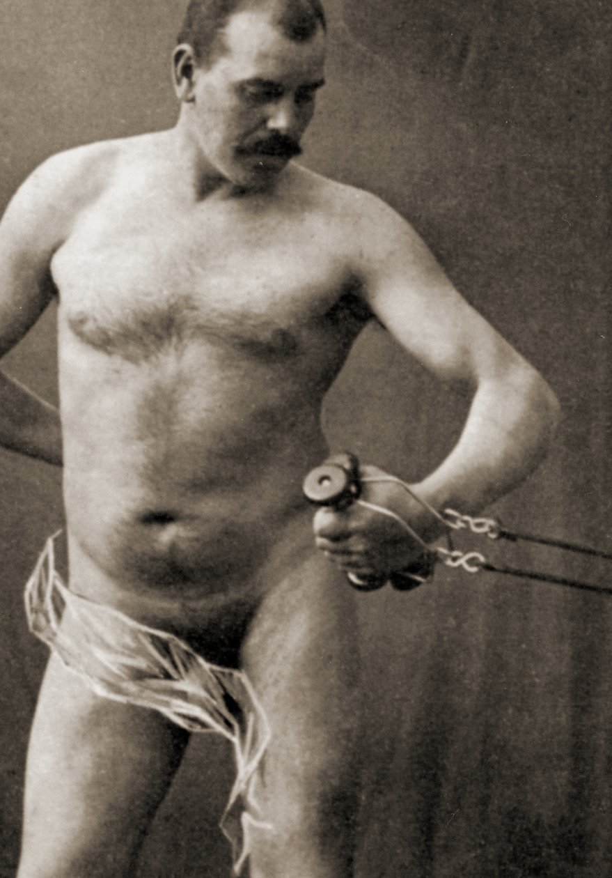 Bir kablo makinesinin kolunu tutan çıplak erkek, c.1910 (sepya fotoğrafı) by Unknown