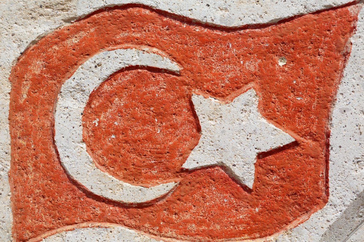 Çimentodan Türk bayrağı. by Unknown