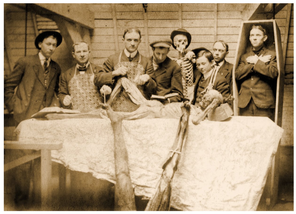 Kadavralı Victoria Tıp öğrencileri, 1890 dolayları by Unknown