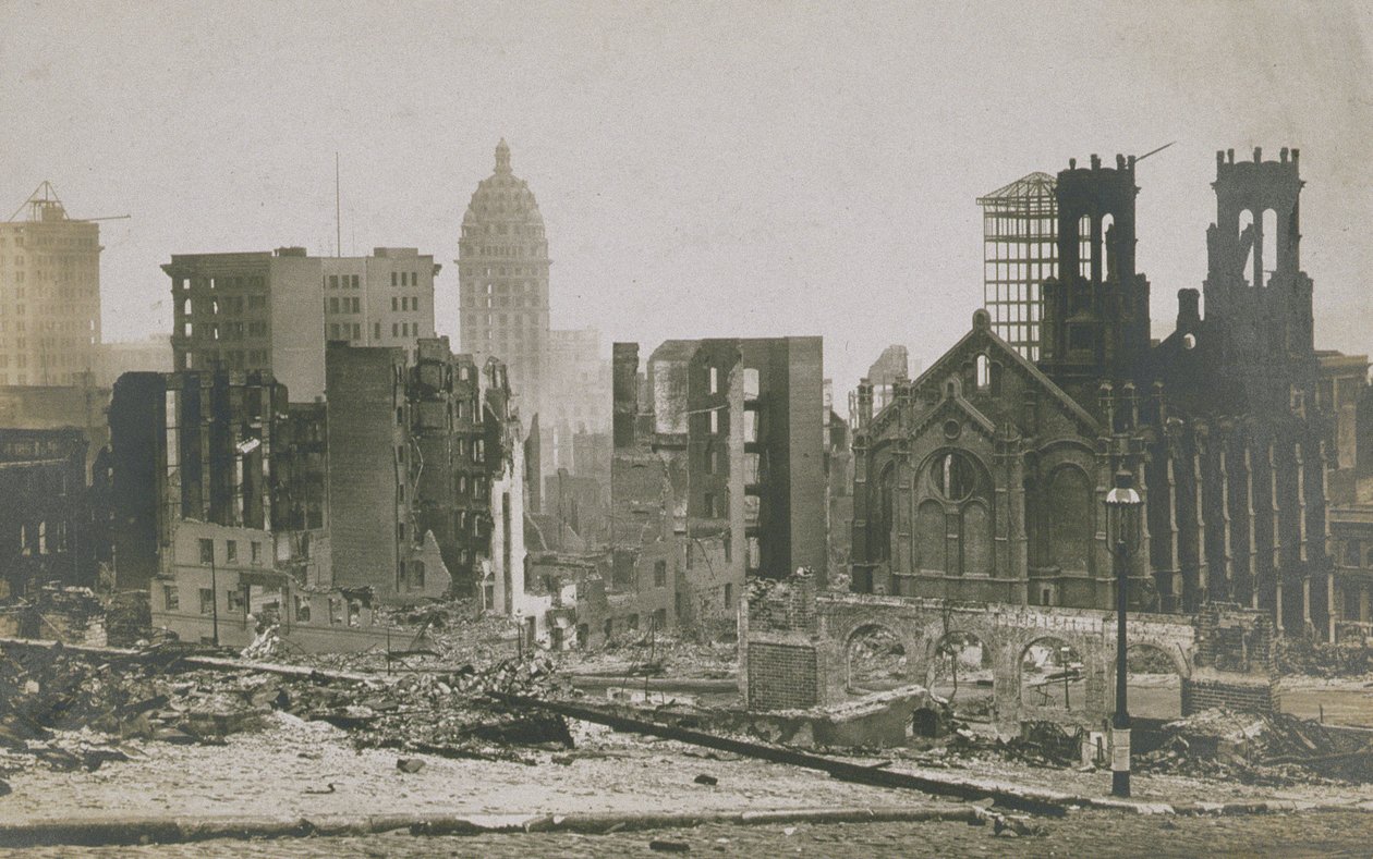 1906 San Francisco depremi ve yangınından sonra harabe halindeki binalar by American Photographer