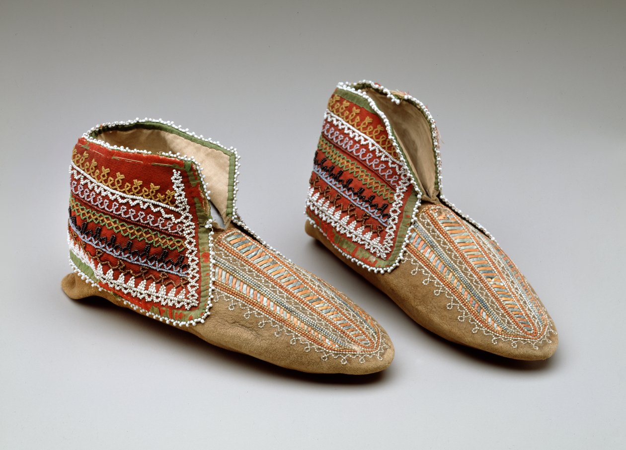 Bir çift mokasen, Iroquois, c.1830 by American School