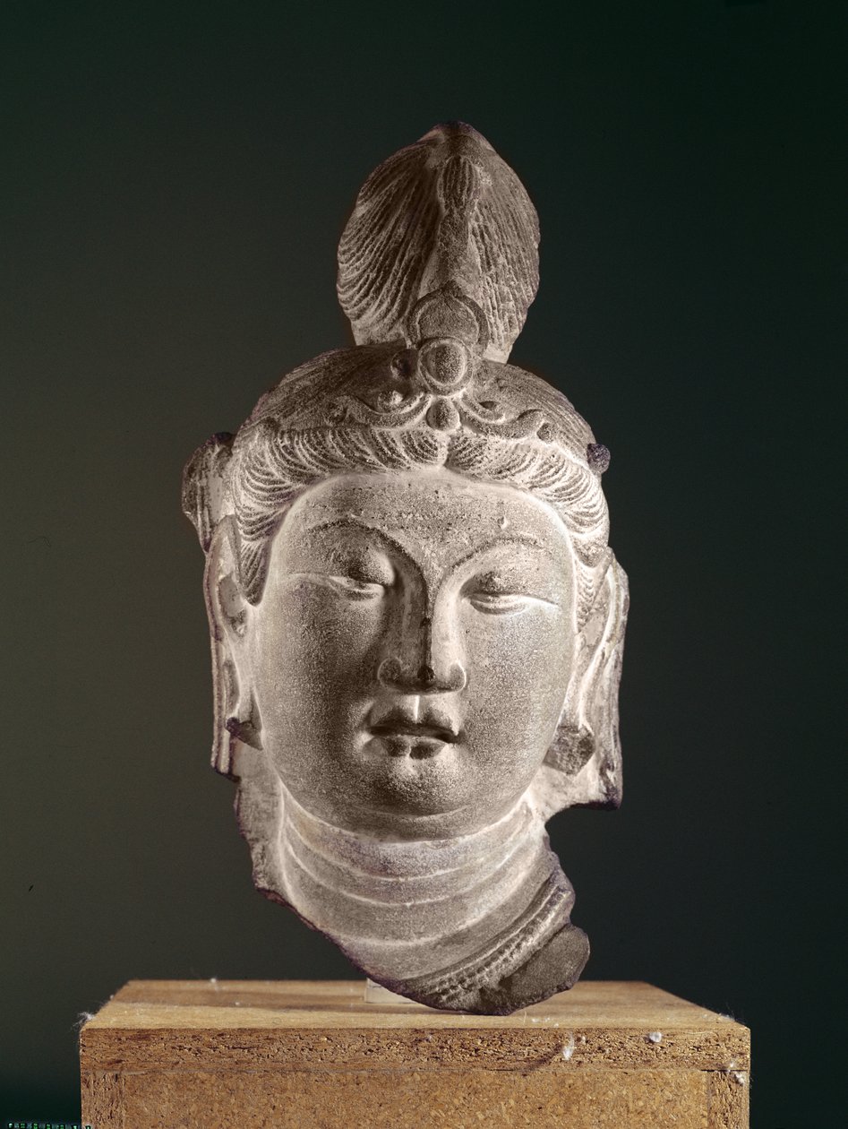 Bir Bodhisattva Başkanı, Tang Hanedanlığı (618-907), c.710 (kumtaşı ve pigment) by Chinese School