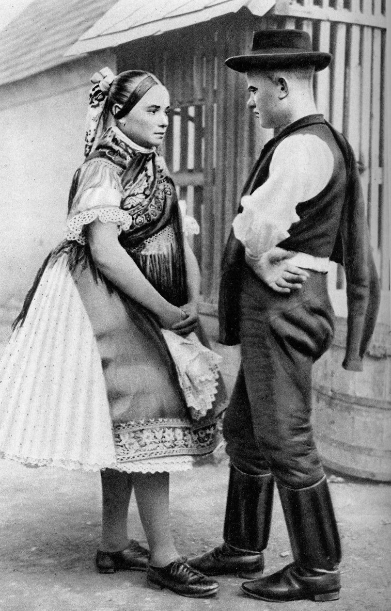 Slovak genç bir çift, Macaristan, 1926. by A. W. Cutler