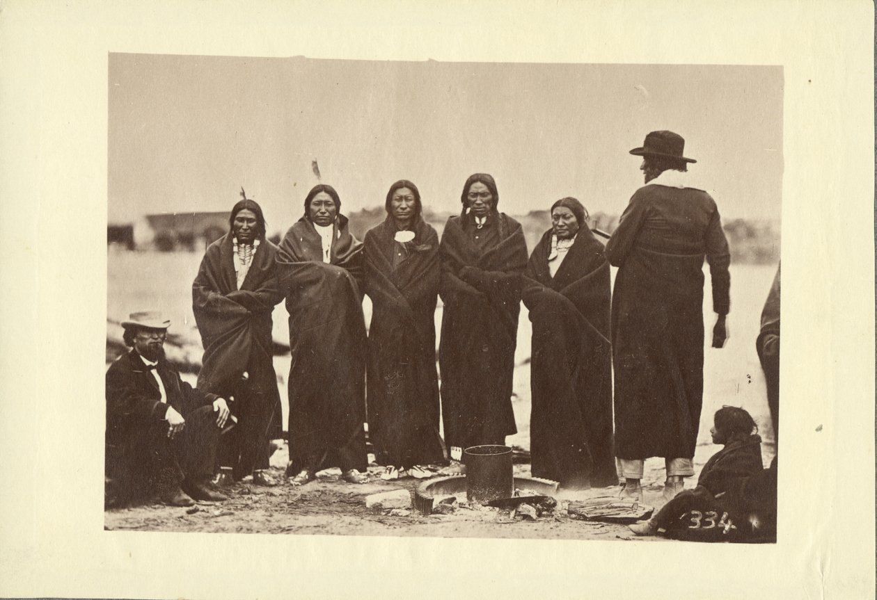 Tashunkakokip (Atlarından korkan yaşlı adam) ve reisleri, Oglala, 1868 (albüm baskısı) by Alexander Gardner