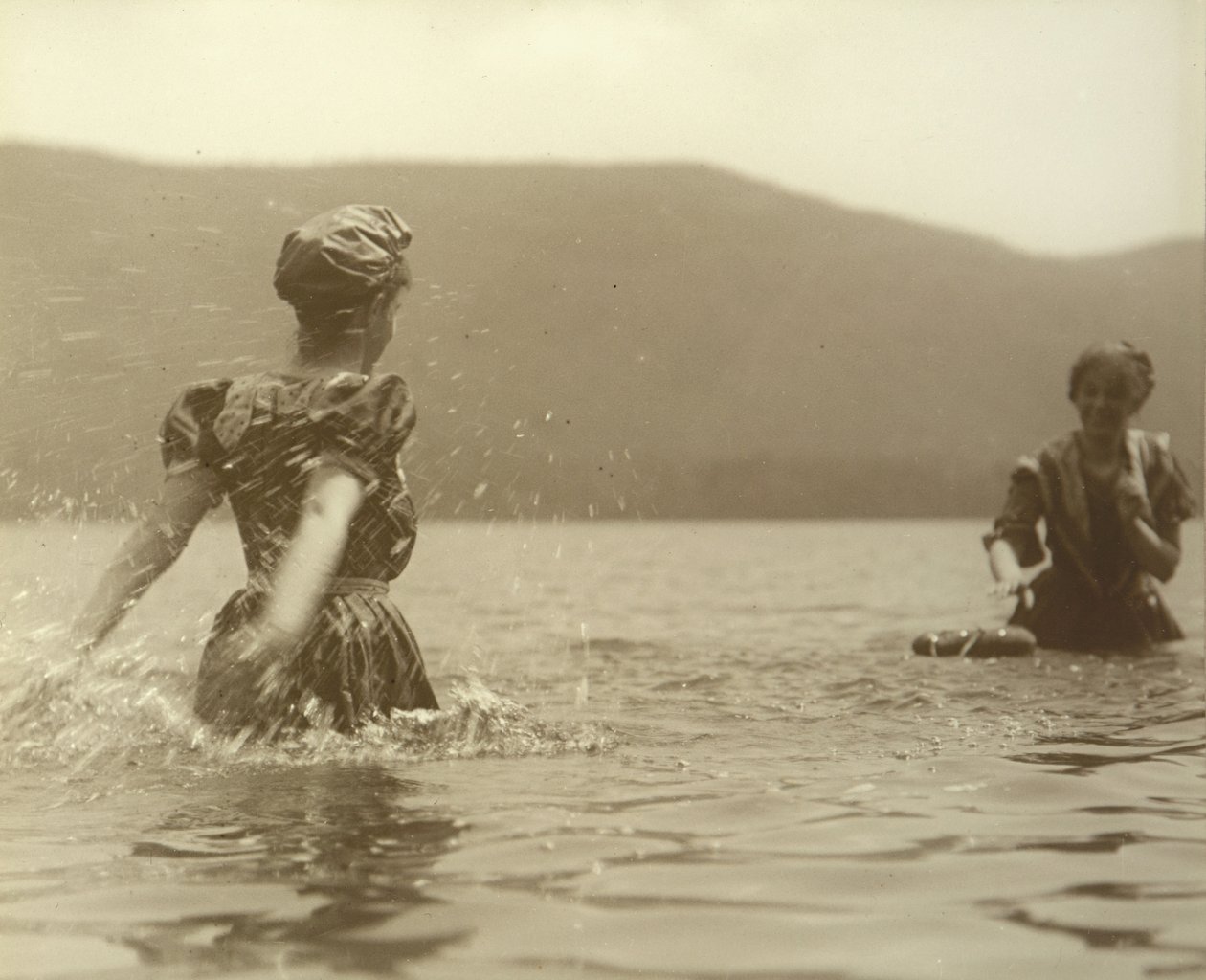Emmy ve Selma, George Gölü, 1899. by Alfred Stieglitz