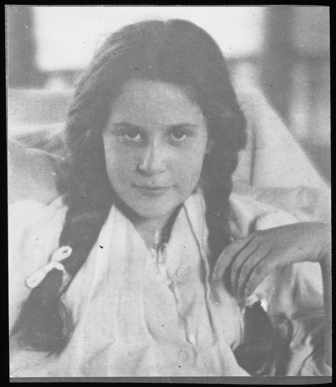 Yavru kedi by Alfred Stieglitz