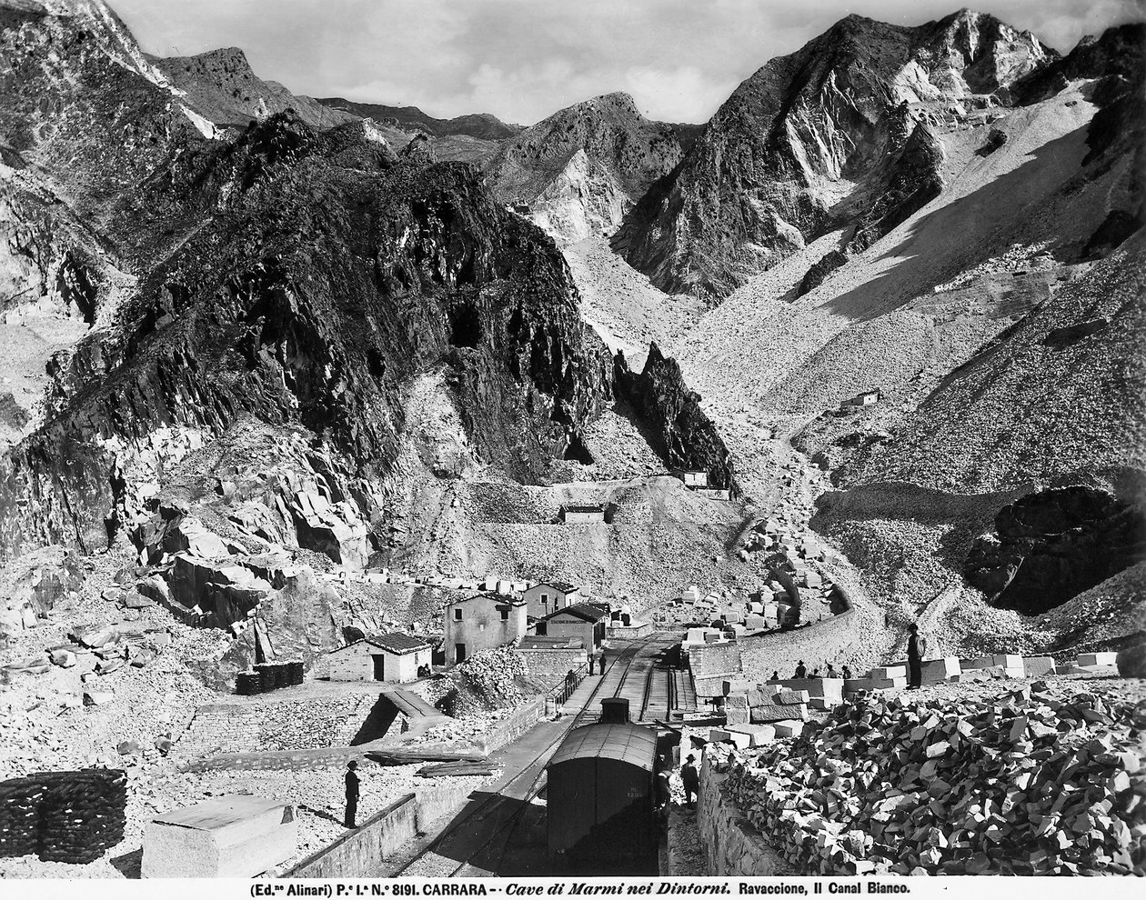 Carrara yakınlarındaki Ravaccione taş ocakları (s/b fotoğraf) by Fratelli Alinari