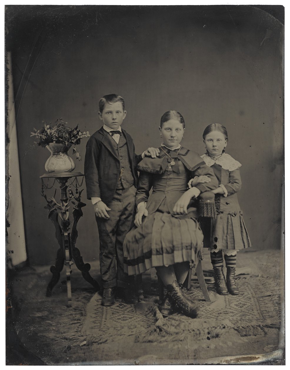 [Üç Çocuk], c.1850-1910 (teneke türü) by American Photographer
