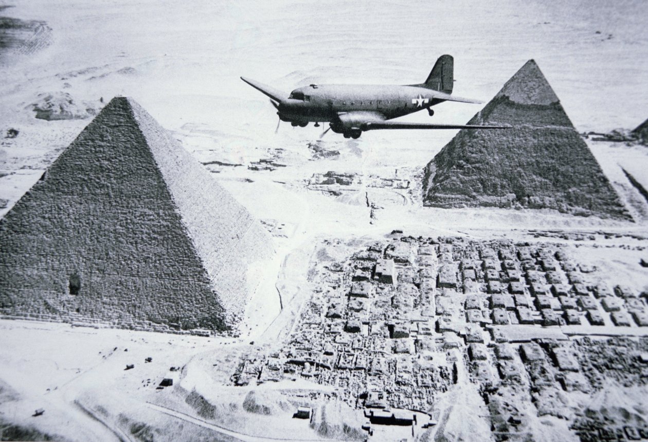 Mısır piramitlerinin üzerinde uçan C-47 by American Photographer