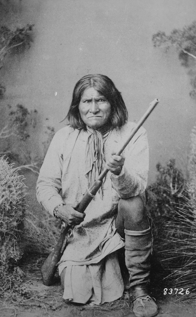 Geronimo bir tüfek tutuyor, 1884 by American Photographer