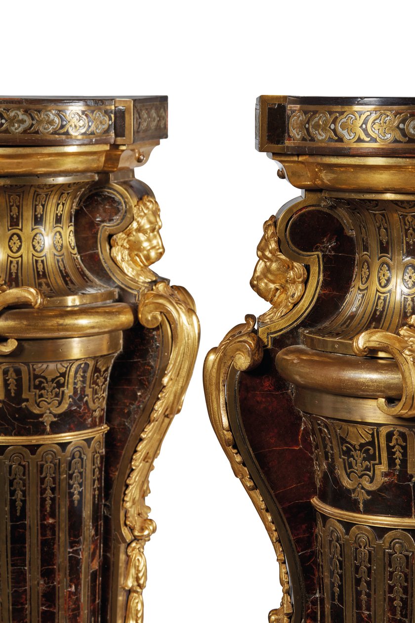Bir çift Louis XIV kaidesi by Andre Charles Boulle