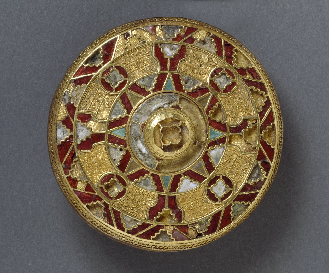 Sarre, Kent, Anglo-Sakson'dan mücevherli disk broş (gümüş, garnet ve kabuklu altın) by Anglo Saxon