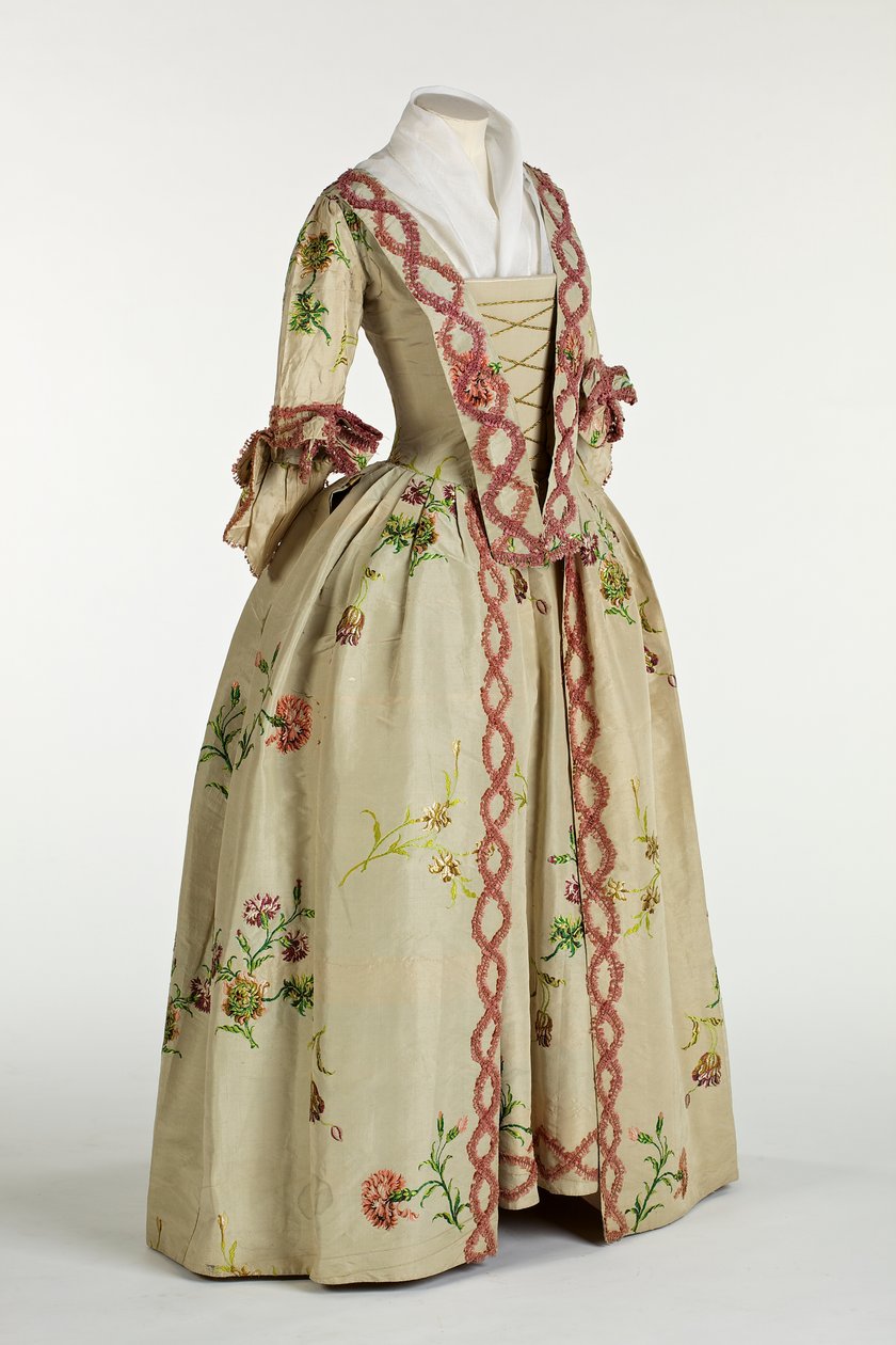 Fildişi veya bej brokarlı Spitalfields ipekten elbise ve jüpon, c.1740-60 (ipek) by Anna Maria Garthwaite