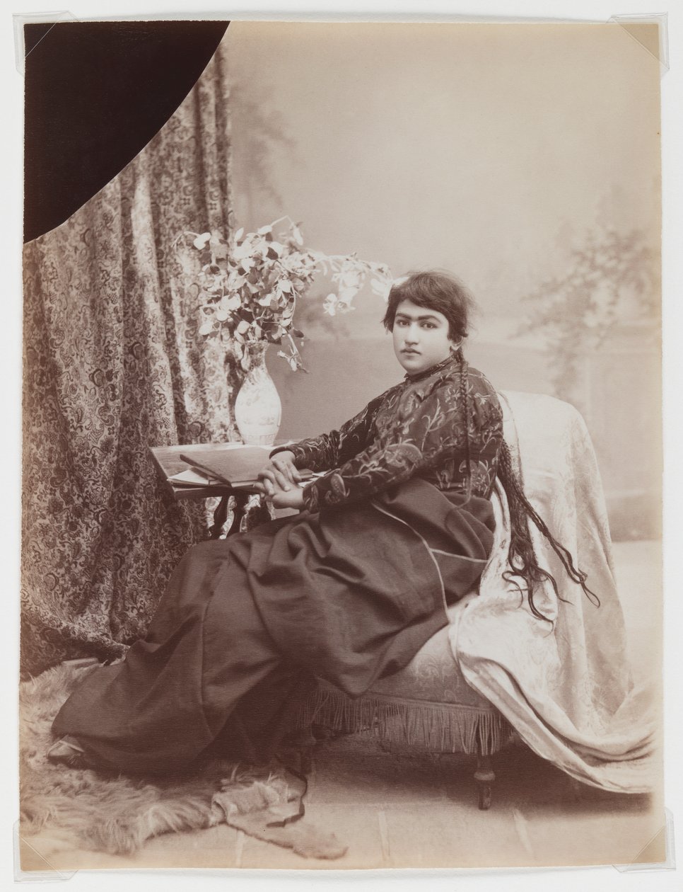 Örgülü kadın (gümüş albümen fotoğraf) by Antoin Sevruguin