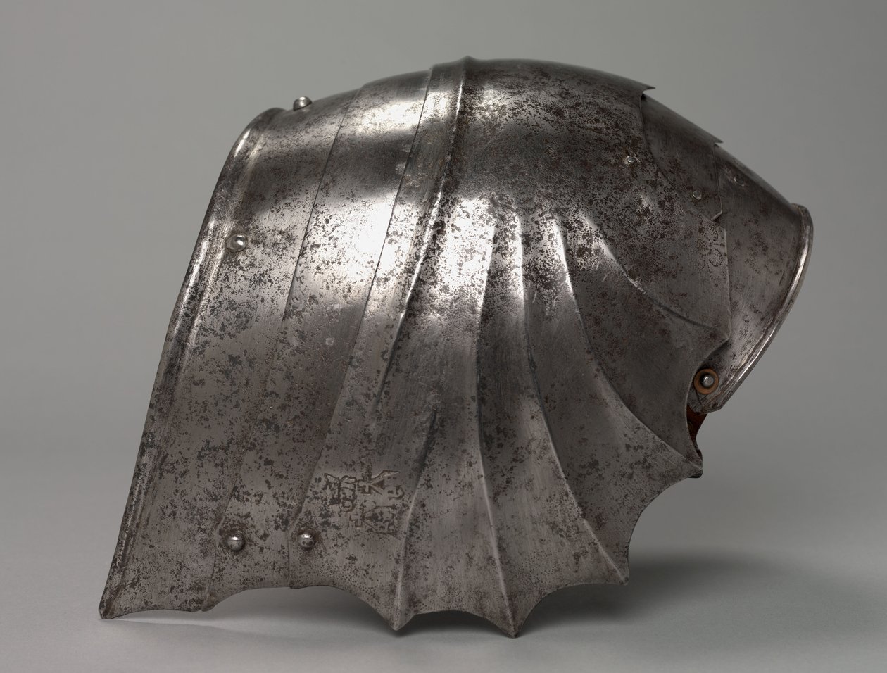 Gotik yelpaze şeklindeki pauldron, c.1485-1500 by Antonio Missaglia
