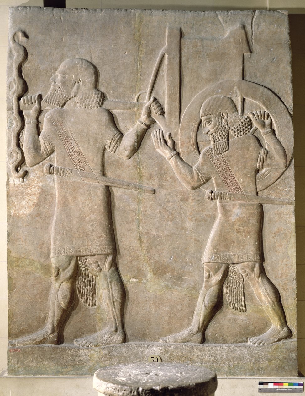 Kralın savaş arabasını taşıyan iki askeri tasvir eden, Sargon II Sarayı, Horsabad, Irak (alçıtaşı) by Assyrian