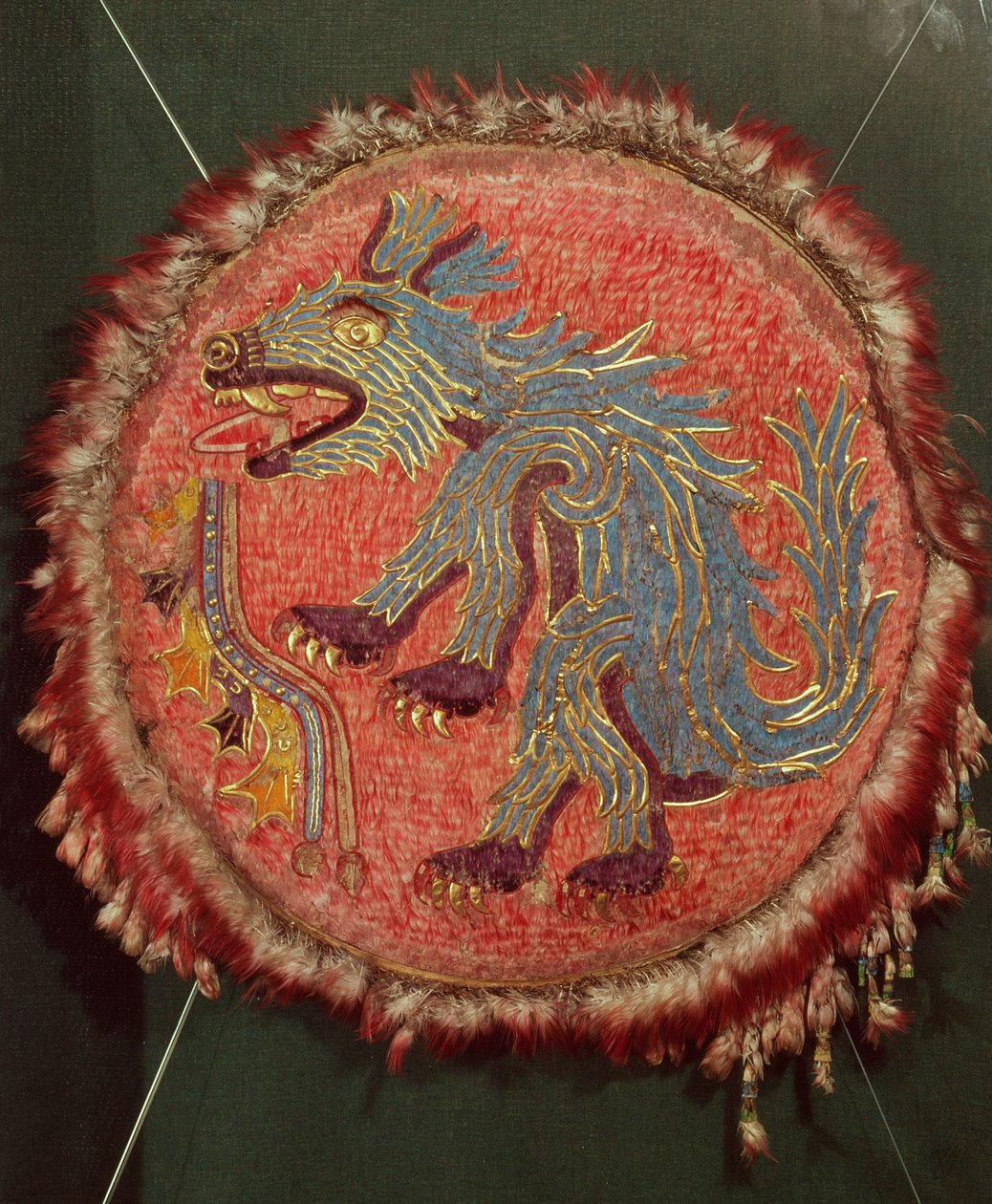 ಶೀಲ್ಡ್, c.1500 (ಗರಿಗಳು, ಹಾಳೆ-ಚಿನ್ನ, ಭೂತಾಳೆ ಕಾಗದ, ಚರ್ಮ ಮತ್ತು ರೀಡ್) ಟರ್ಕಿ by Aztec