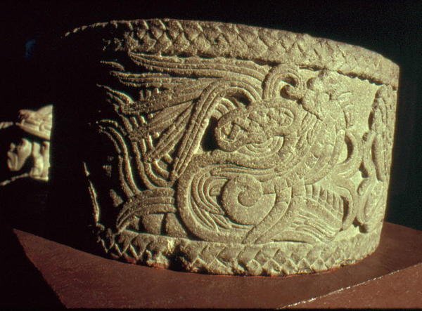 Tüylü Yılanlı Urn by Aztec