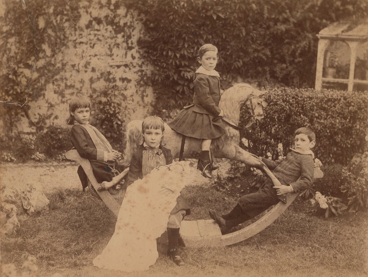 Sallanan at üzerindeki çocuklar, 1890 dolayları (bw fotoğraf) by B. Thomas