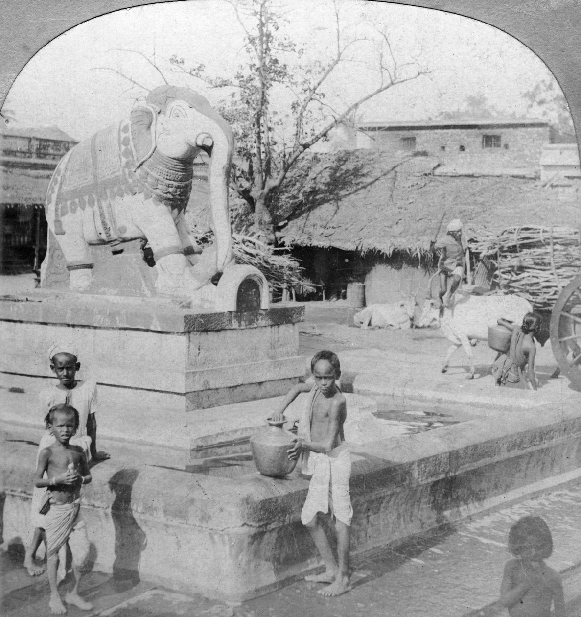 Bir fil çeşmesi, Madura, Hindistan, 1901. by B. L. Singley