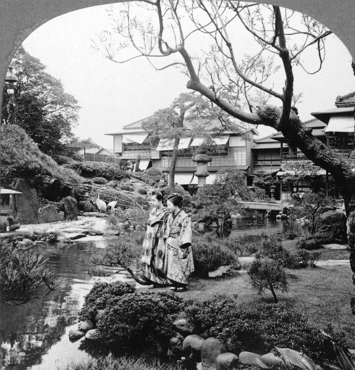 Bir bahçede Japon hizmetçiler, 1904. by B. L. Singley