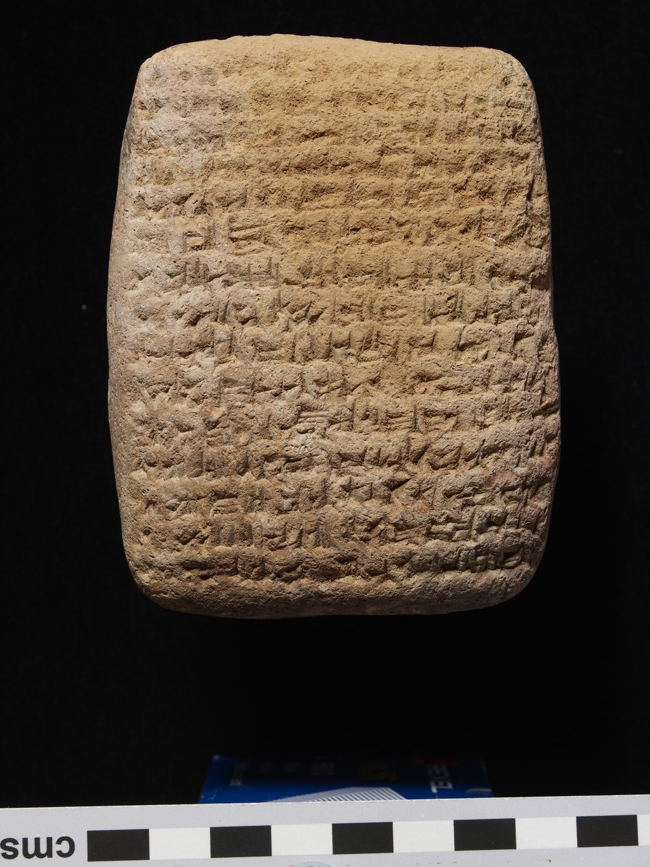 Her iki tarafında çivi yazısı bulunan kil tablet (pişmiş kil) by Babylonian