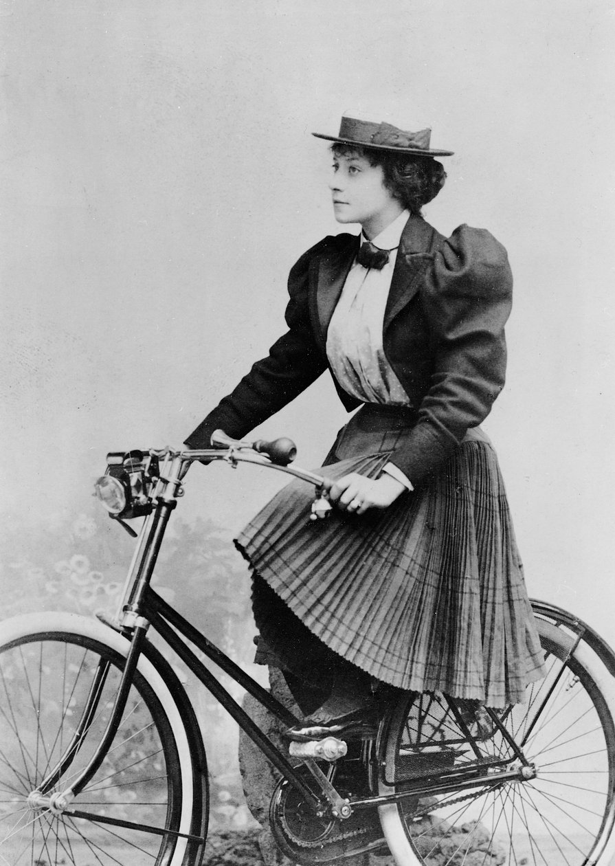 Julia Denis bisiklet üzerinde, 1893 (bw fotoğraf) by Benque Studio