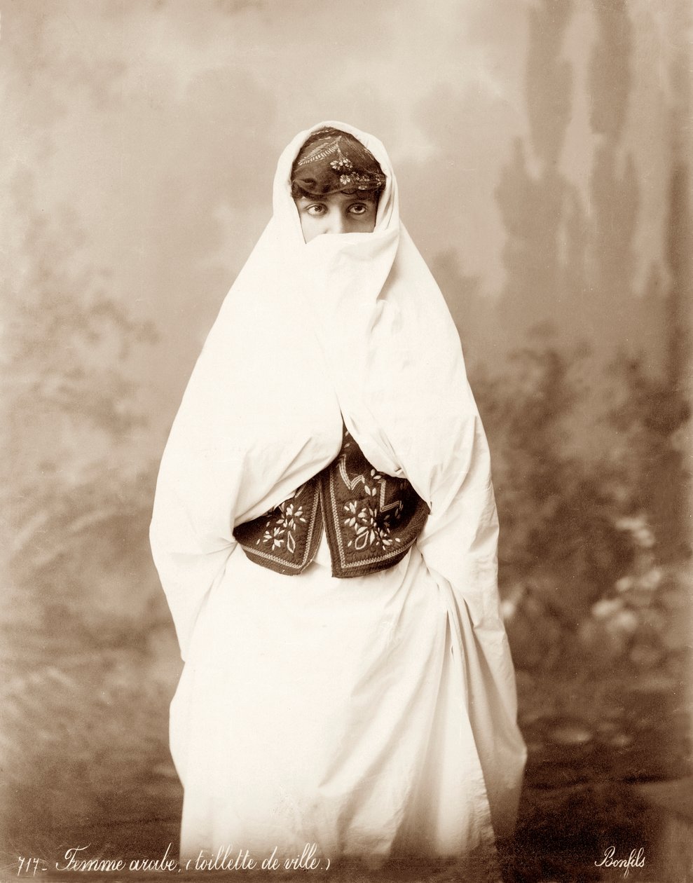 Filistin kostümü giyen kadın, c.1867-98 by Bonfils Studio