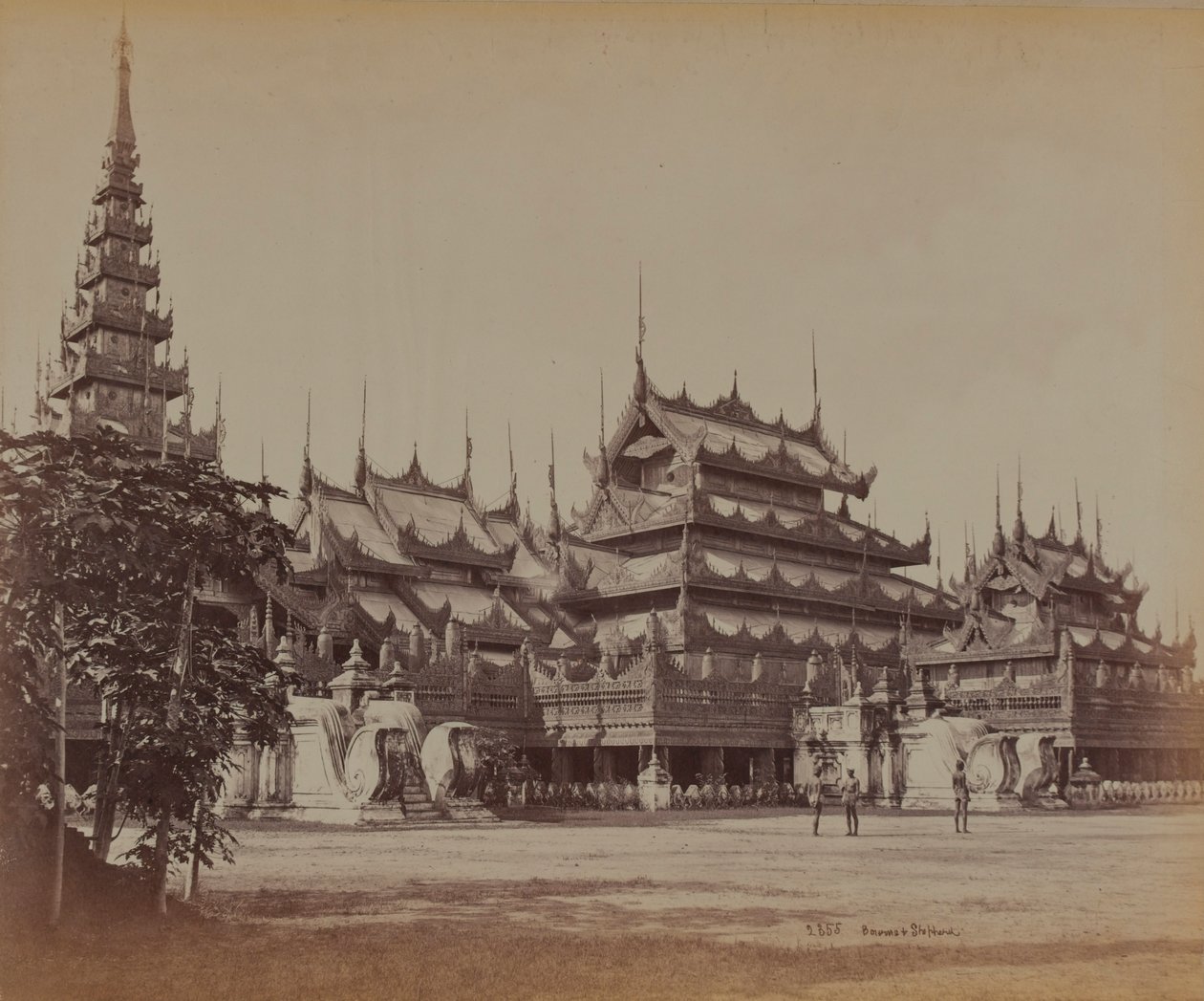 Kraliçelerin Altın Pagodası by British Photographer