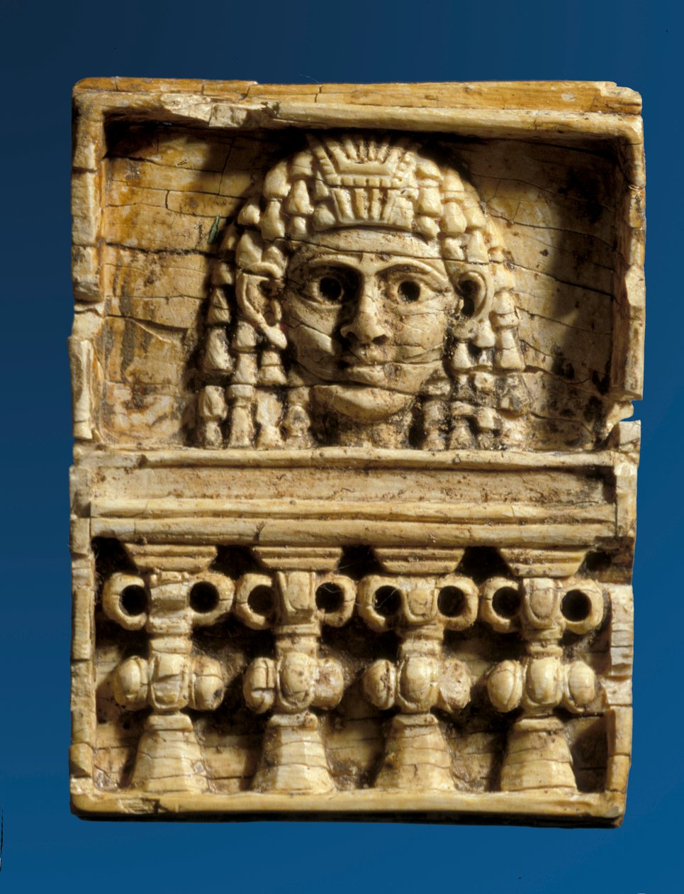 Pencerede bir kadını gösteren plaket by Bronze Age