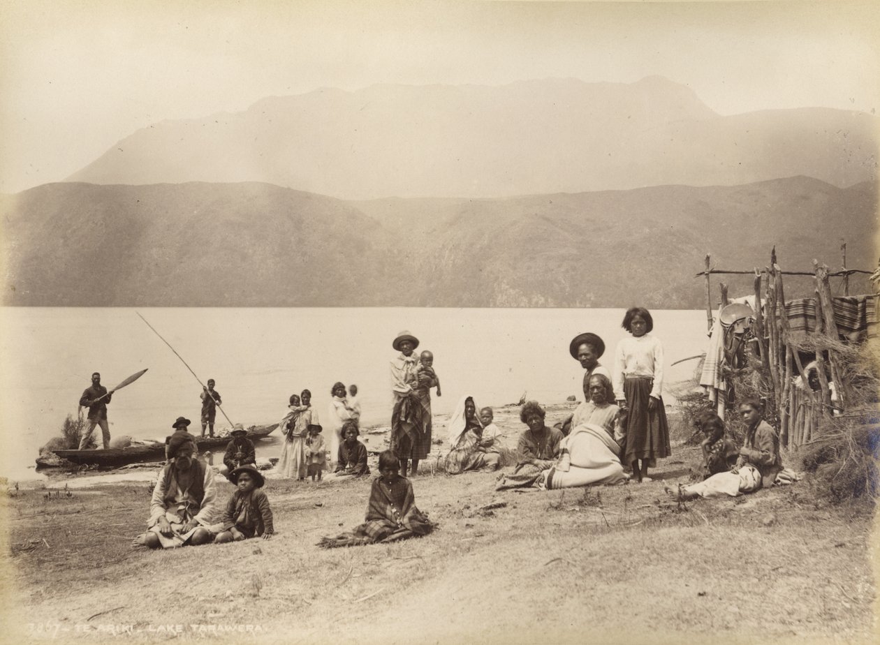 Te Ariki - Tarawera Gölü, 1885 dolayları (albüm baskısı) by Burton Brothers Studio