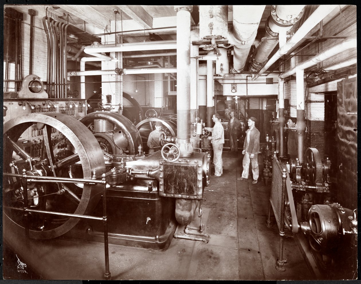 McCall Publishing Co.'da bir baskı makinesi, New York, 1913 (gümüş jelatin baskı) by Byron Company