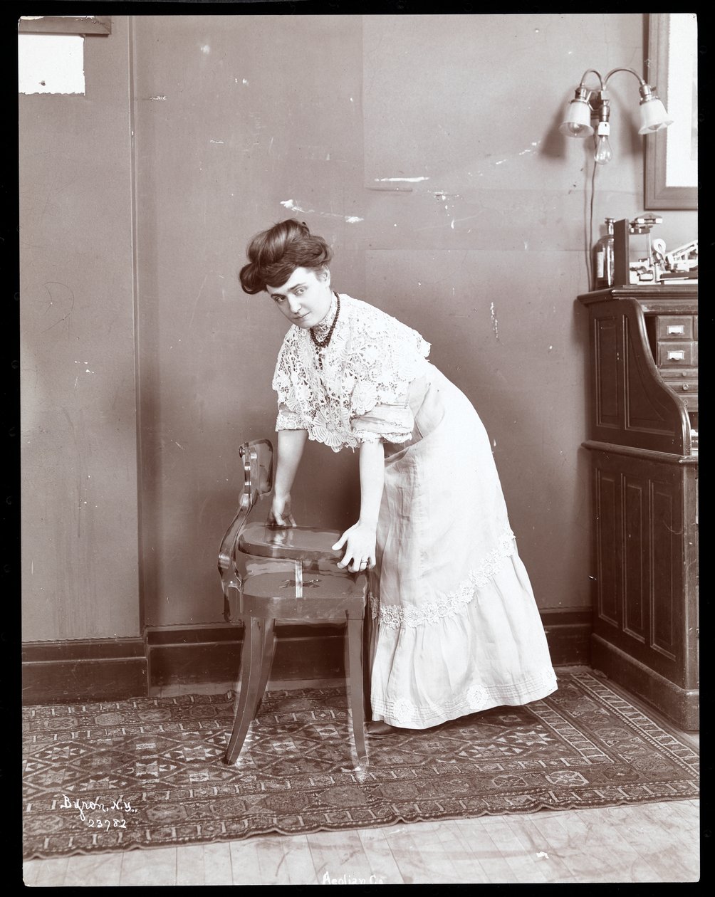 Aeolian Co., New York, 1906 veya 1907'de özel bir sandalye gösteren bir kadın (gümüş jelatin baskı) by Byron Company