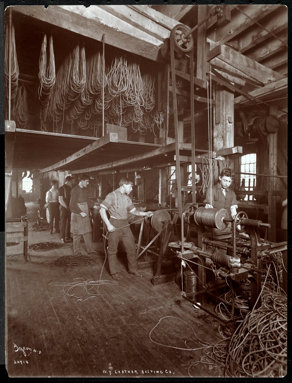 New York Leather Belting Co., New York, 1906'da deri ile çalışan bir adamın iç görünümü (gümüş jelatin baskı) by Byron Company