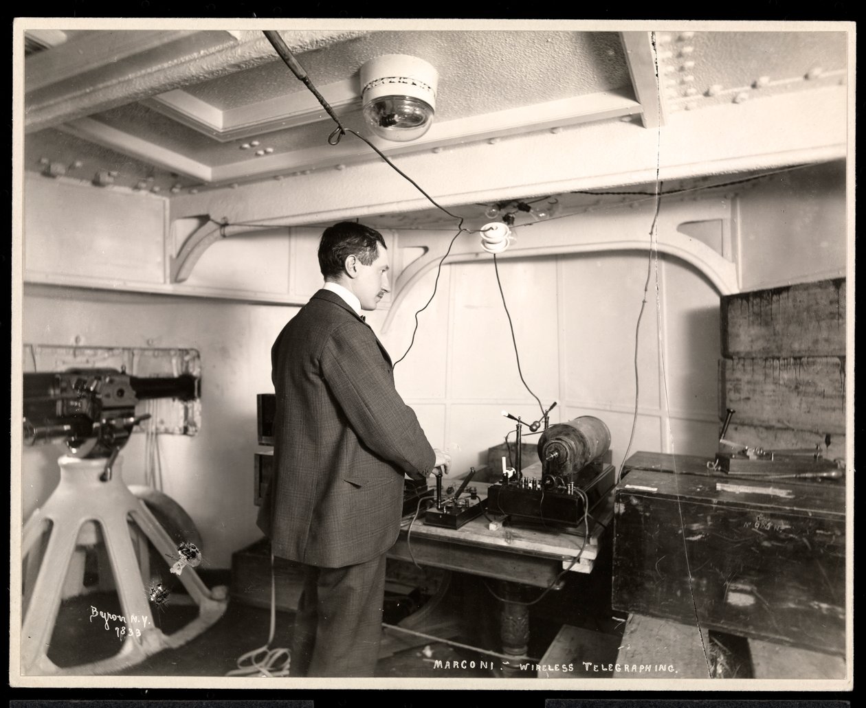 Marconi ve telsiz telgraf cihazı, 1899-1900 (gümüş jelatin baskı) by Byron Company