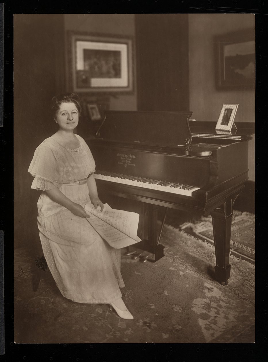 Bayan Murray Louise Todd, 1915-6 (gümüş jelatin baskı) by Byron Company