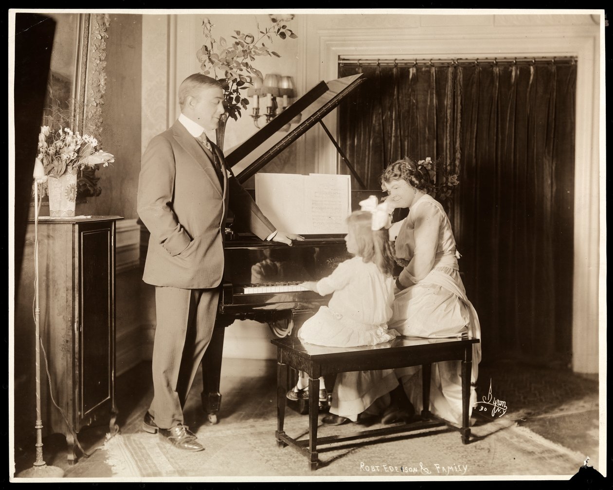 Robert Edeson, eşi ve kızı piyano başında, c.1915 (gümüş jelatin baskı) by Byron Company