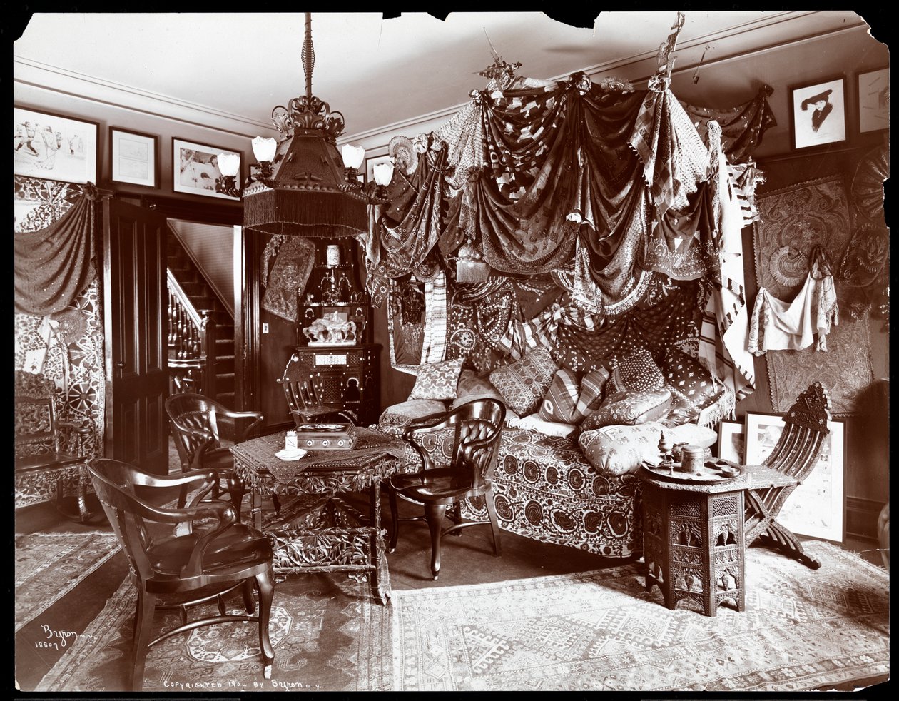 Lillian Russell konutunun içi, New York, 1904 (gümüş jelatin baskı) by Byron Company