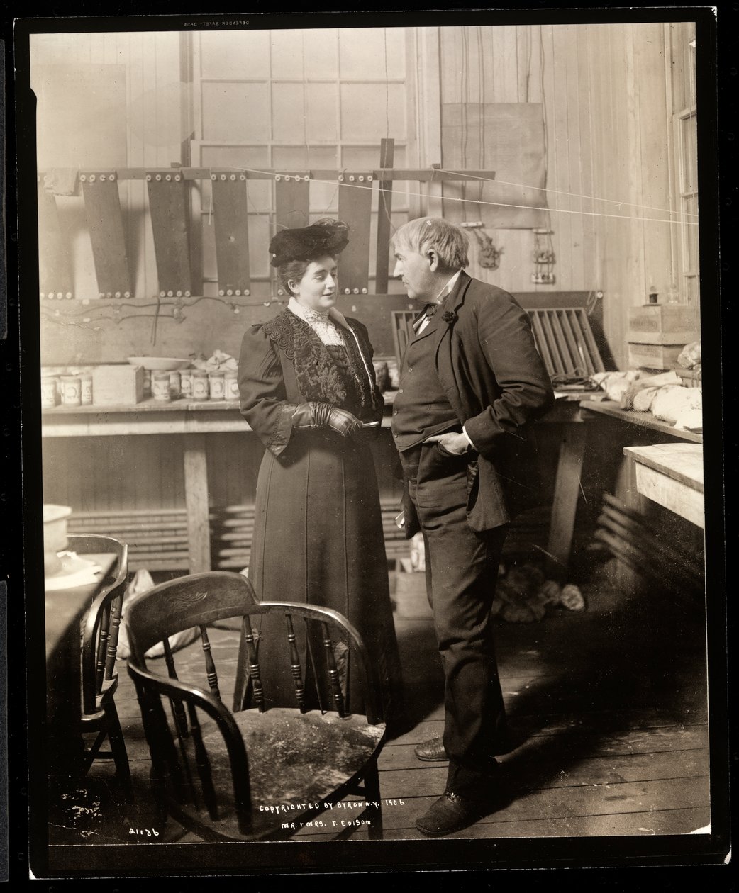Thomas Edison ve ikinci karısı laboratuvarında, 1906 (gümüş jelatin baskı) by Byron Company