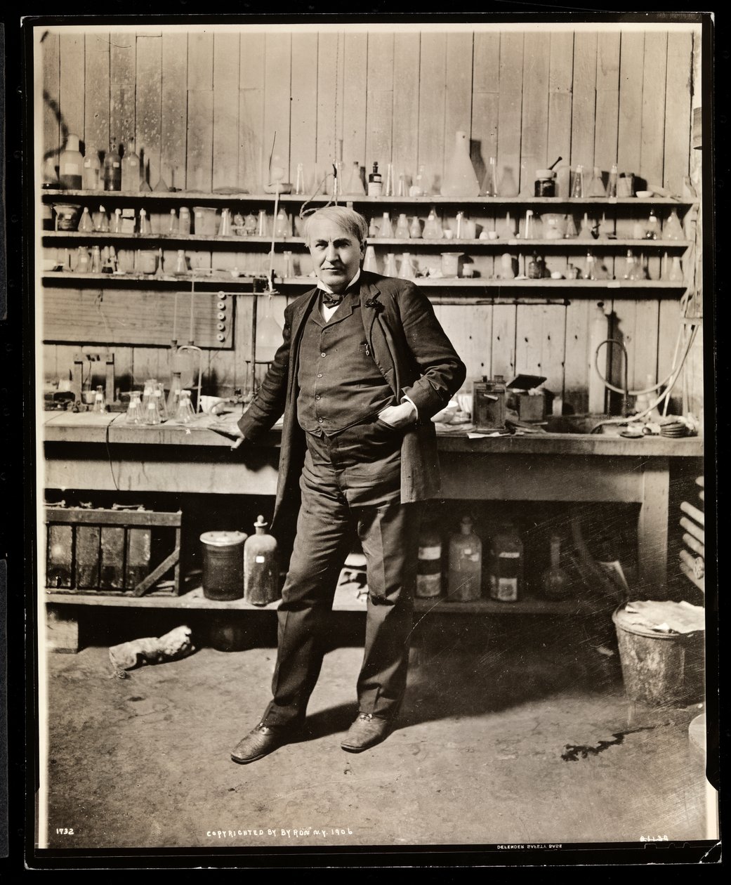 Thomas Edison laboratuvarında, 1906 (gümüş jelatin baskı) by Byron Company