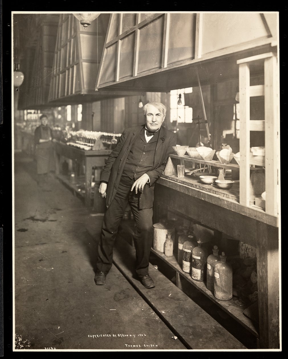 Thomas Edison laboratuvarında, 1906 (gümüş jelatin baskı) by Byron Company
