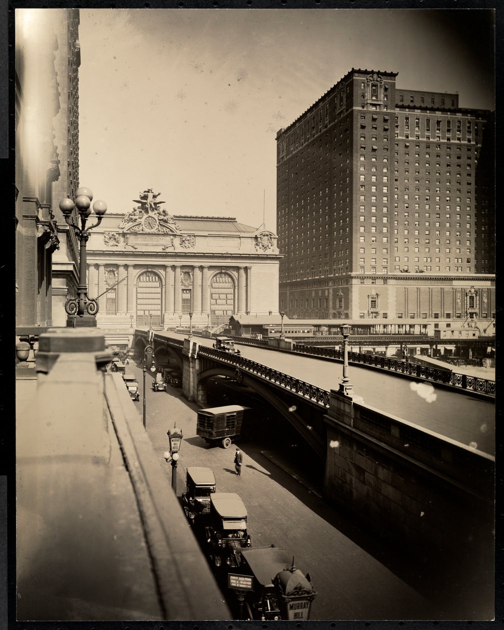 Park Avenue ve 42nd Street'in görünümü, 1920 (gümüş jelatin baskı) by Byron Company