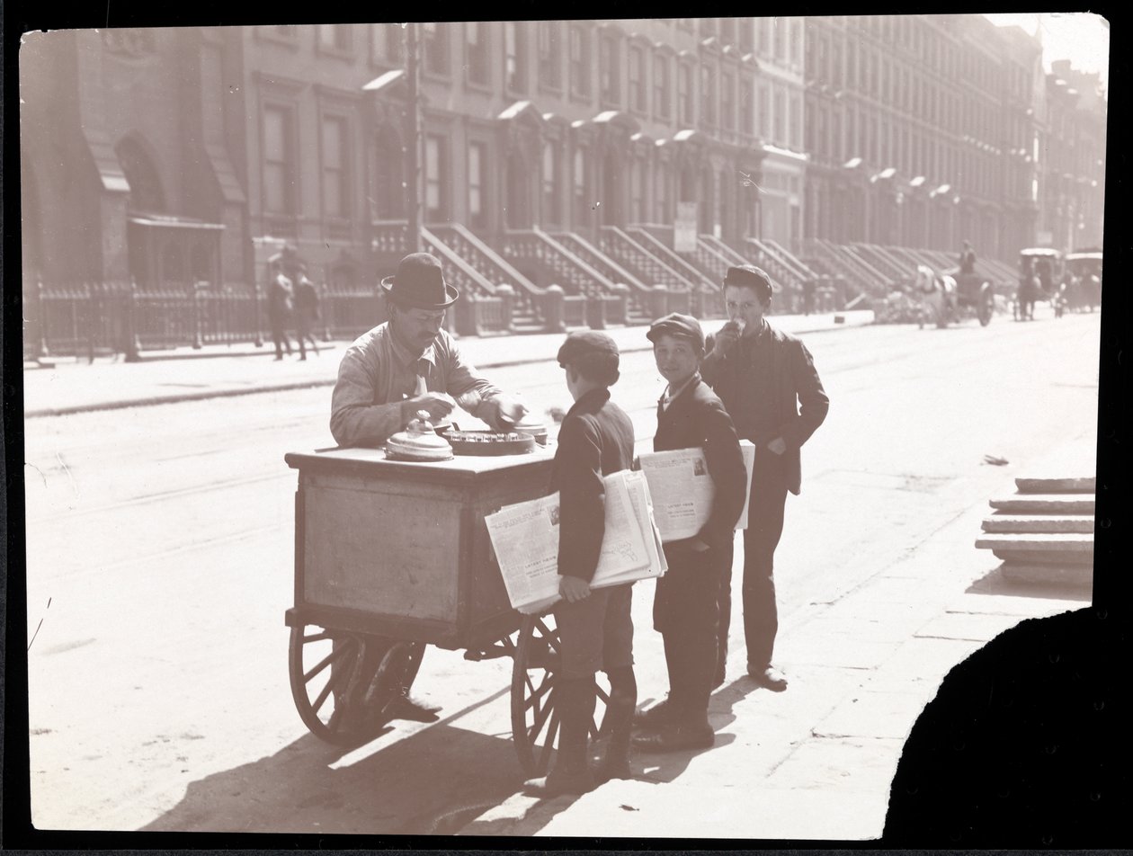 Sokakta üç gazetecinin dondurma aldığı bir dondurma satıcısının görüntüsü, New York, c.1901 (gümüş jelatin baskı) by Byron Company