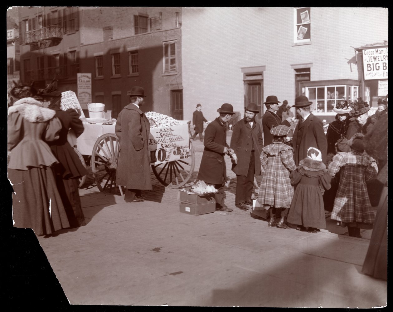 6th Avenue, New York, c.1895 yakınında Fransız karışık şeker ve diğer malları satan sokak satıcılarının görünümü (gümüş jelatin baskı) by Byron Company