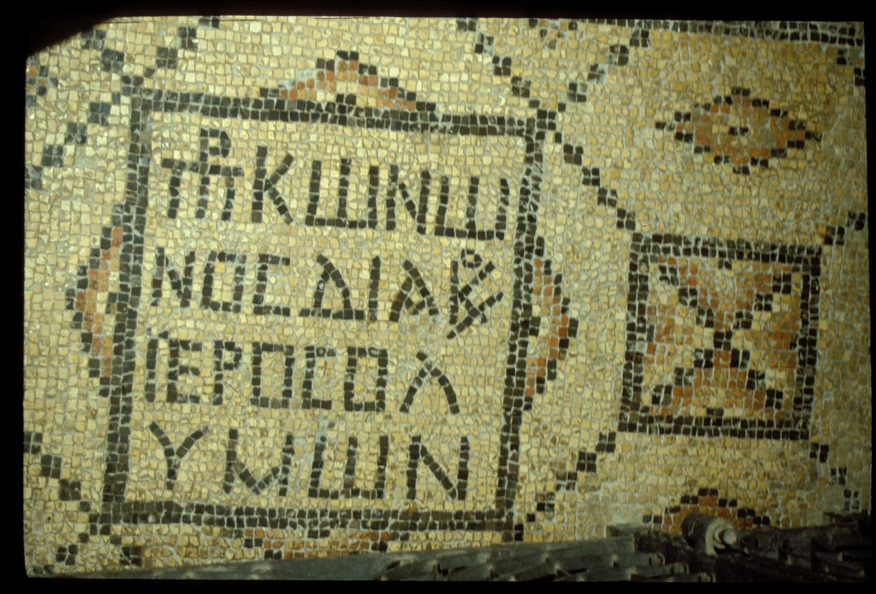 Kilise mağarasında bulunan mozaik (seramik karolar) by Byzantine