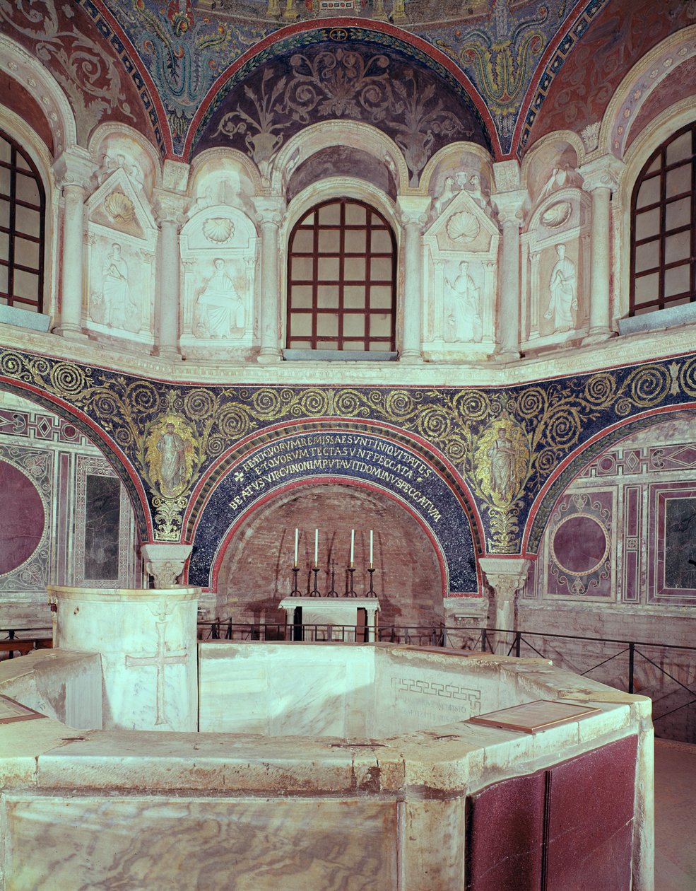 Vaftiz yazı tipi ile apsis by Byzantine
