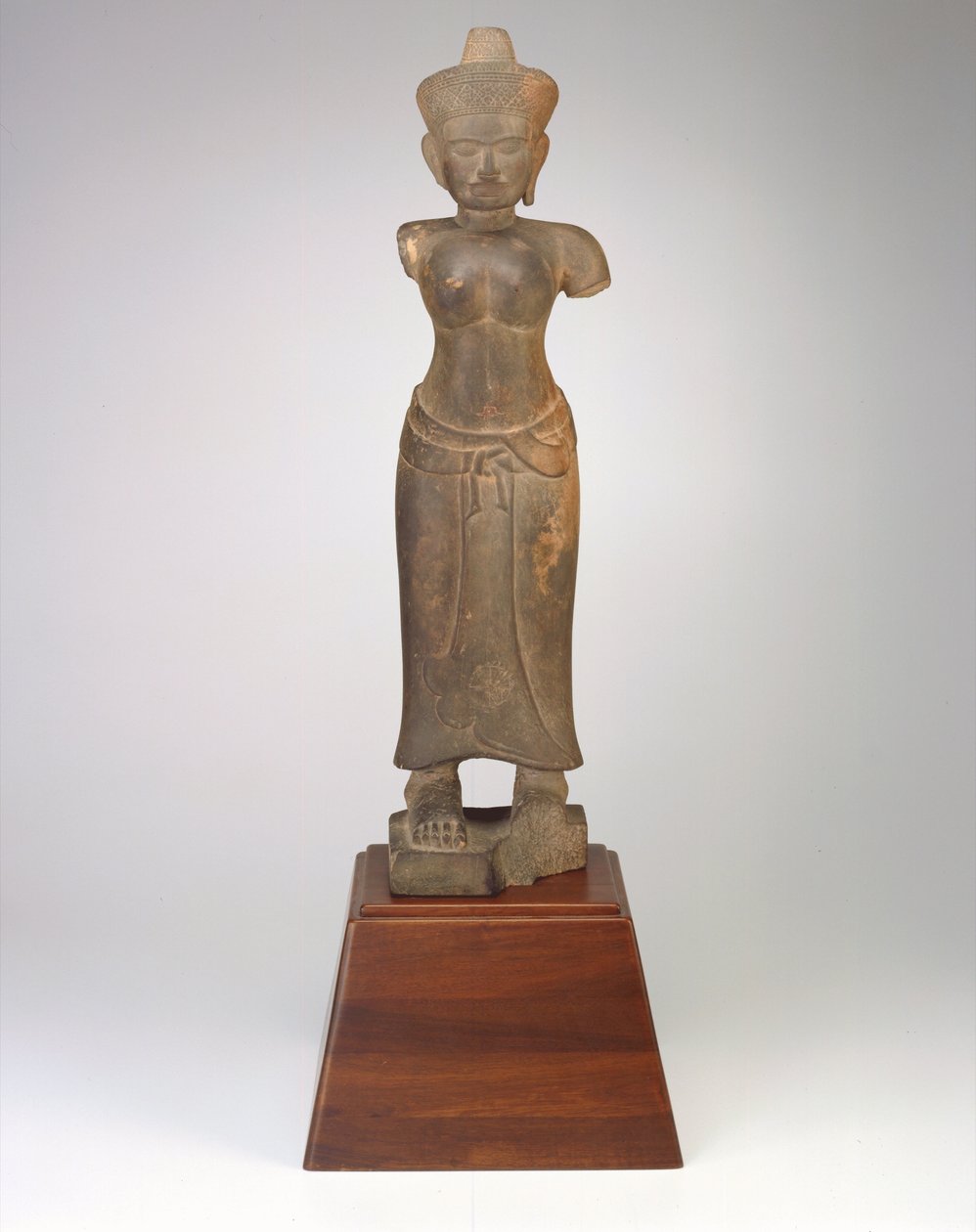 Ayakta duran bir kadın tanrı figürü, Angkor dönemi, 9.-10. yüzyıl (kumtaşı) by Cambodian School
